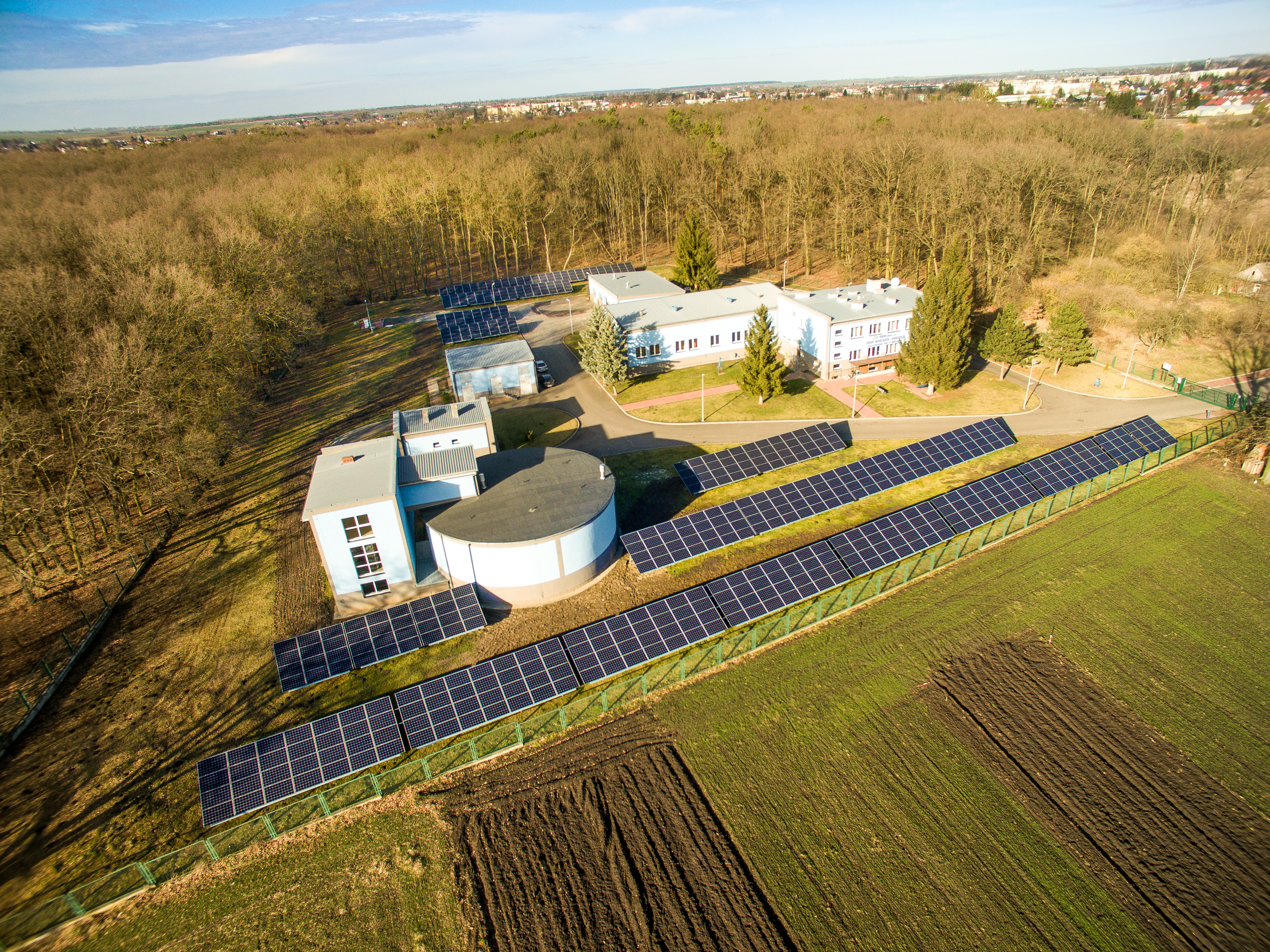 Pozyskujemy energię z OZE - zakończenie budowy elektrowni fotowoltaicznej na terenie Stacji Uzdatniania Wody